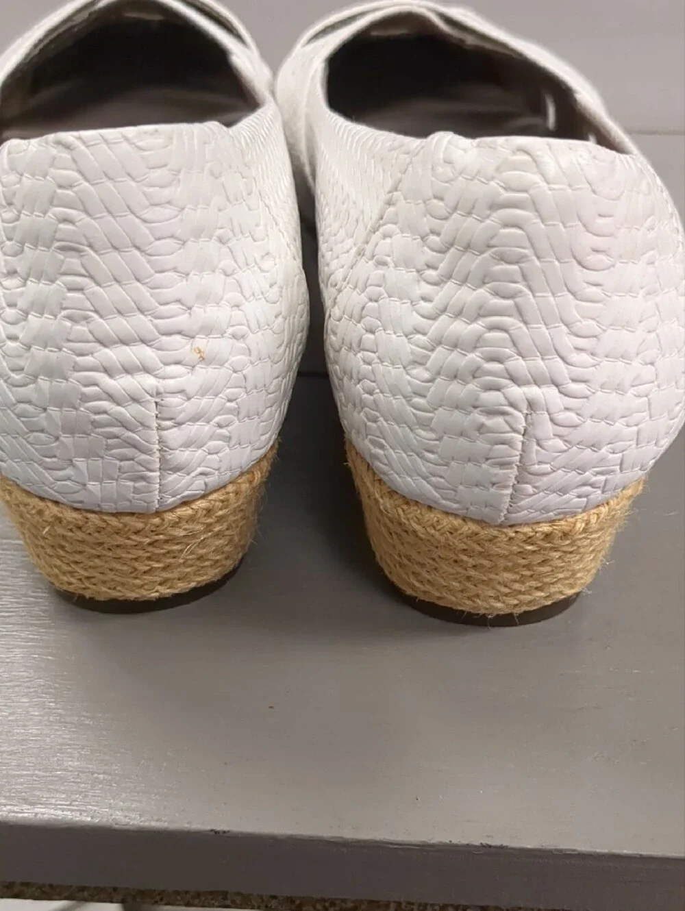 Array Women's White Textured Shoes with Crisscross Accent